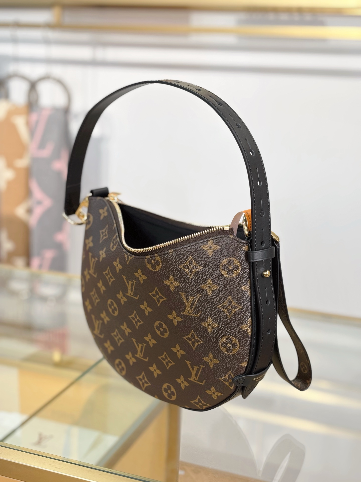 Louis Vuitton Cookie BB Monogram Shoulder Bag with Gold Chain and Adjustable Strap – M15056 - 图片 7
