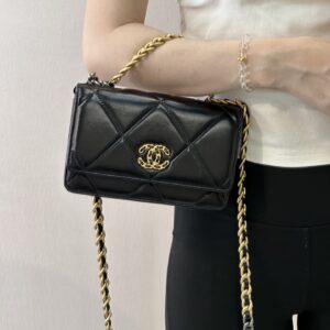 CHANEL 19 Wallet on Chain